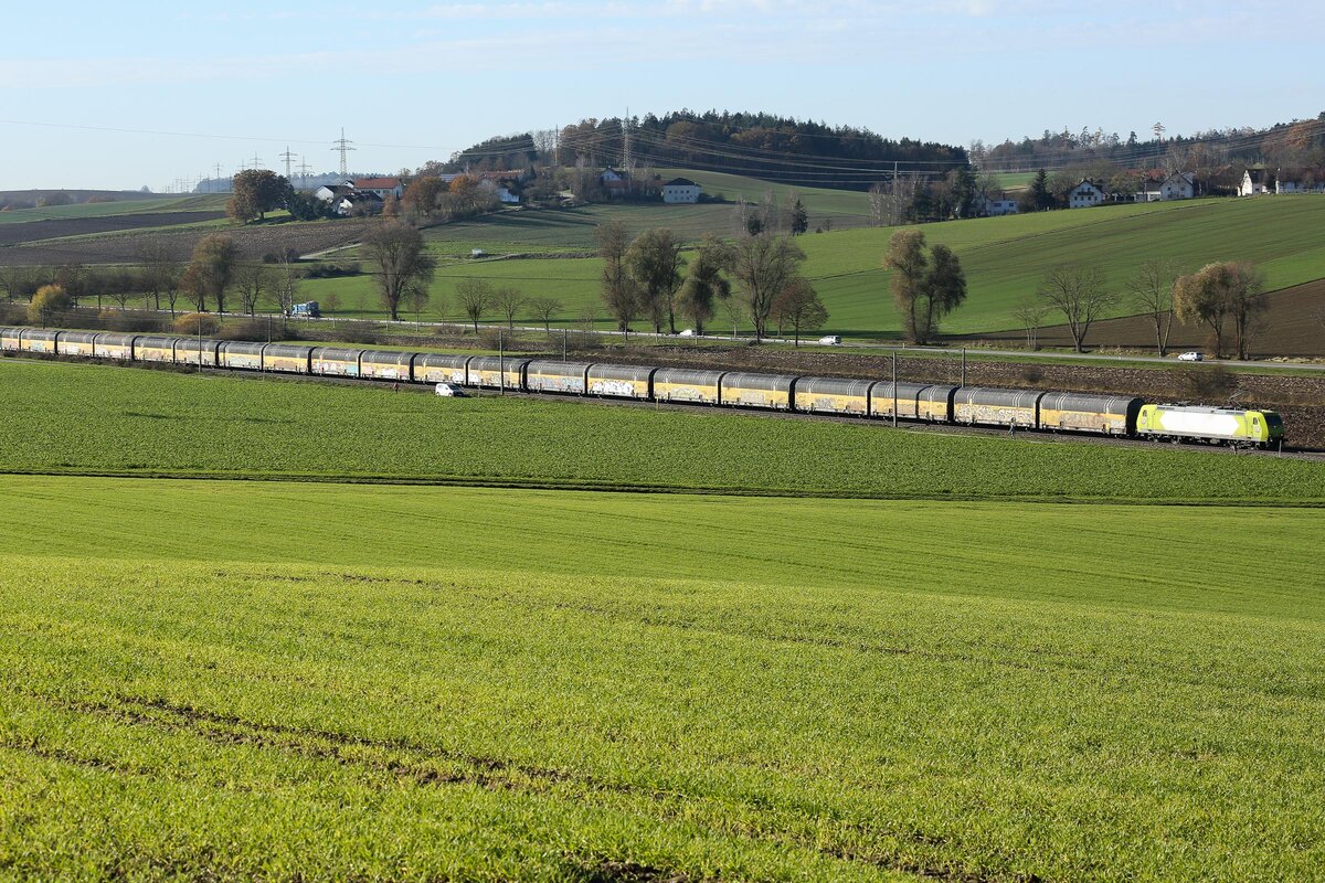 185 534 von alphatrans mit vielen Autoanhängern im Schlepptau bei  Schmidhausen, am 24.11.24.