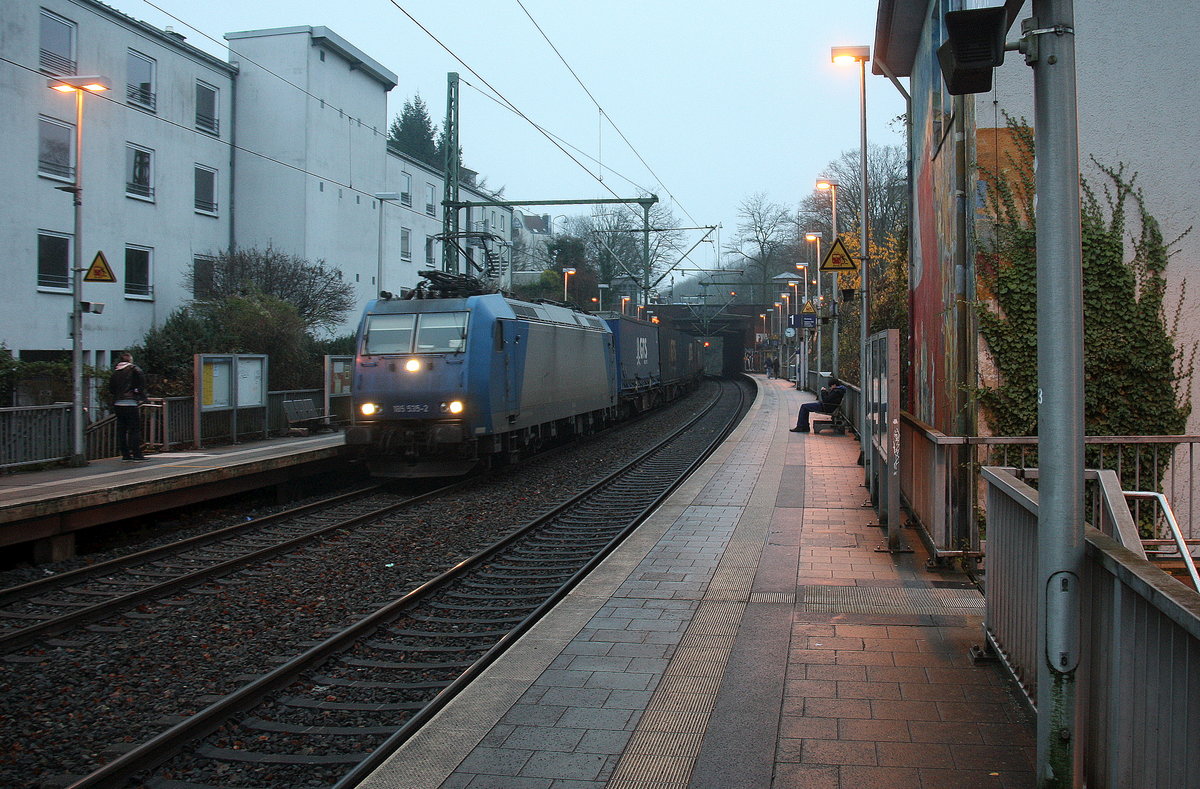 185 535-2 von Crossrail kommt aus Richtung Köln,Aachen-Hbf und fährt durch Aachen-Schanz mit einem  GTS-Containerzug aus Piacenza(I) nach Zeebrugge-Ramskapelle(B)  und fährt in Richtung Aachen-West. 
Aufgenommen vom Bahnsteig von Aachen-Schanz. 
Bei Regenwetter am Morgen vom 20.12.2017.