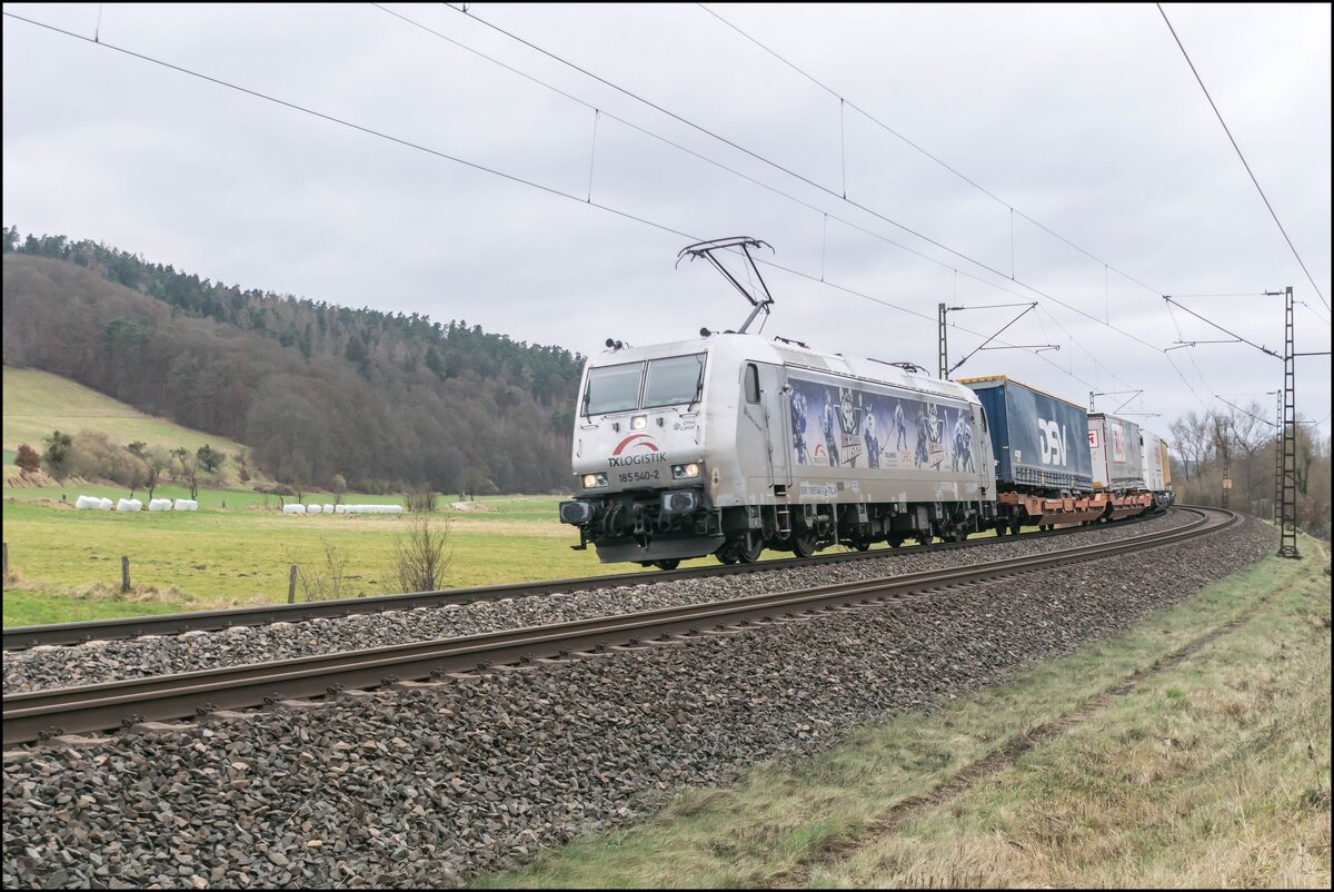 185 540-2 (Oma Liesel) ist mit einem Aufliegerzug am 09.02.2022 bei Hermannspiegel unterwegs.