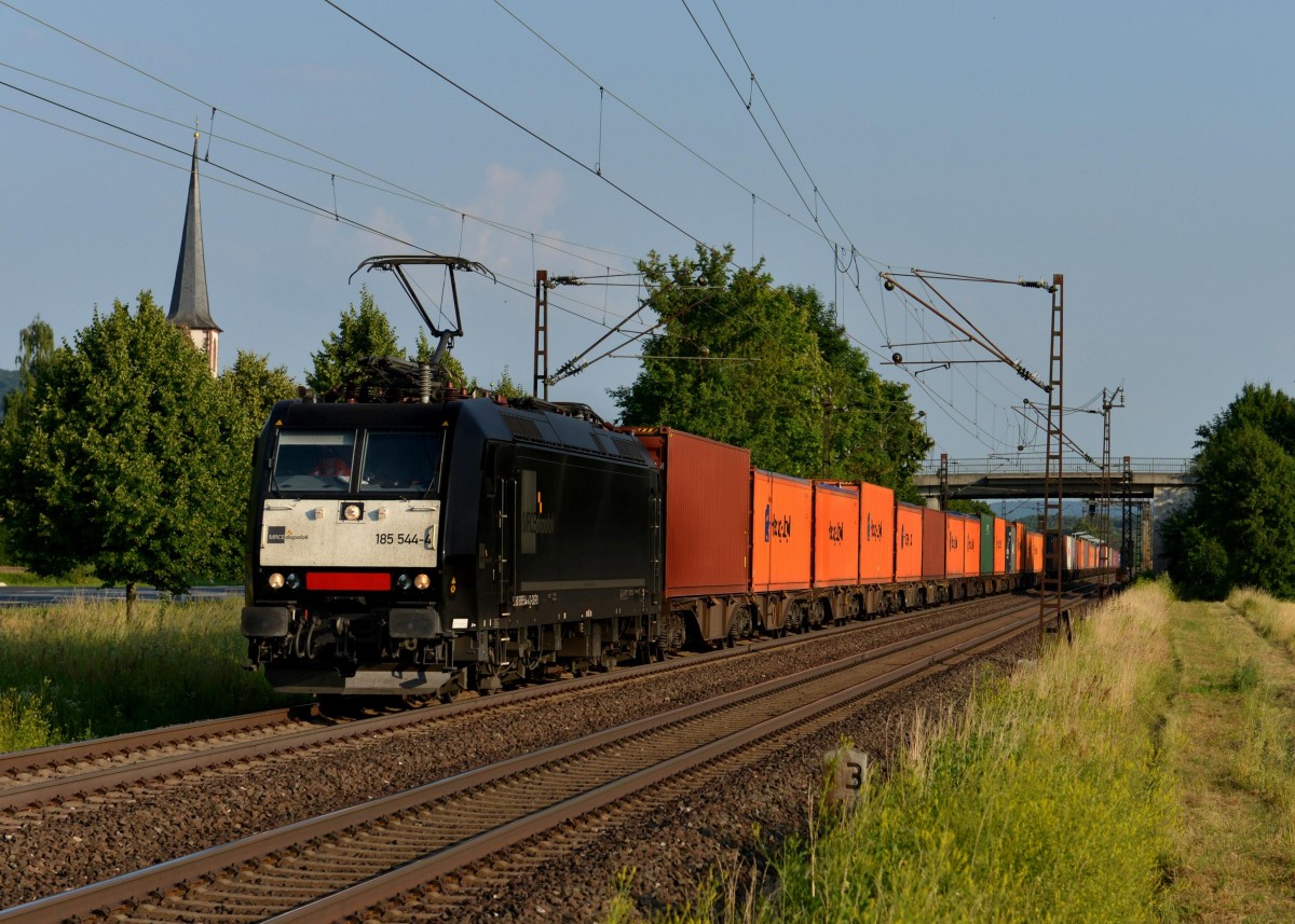 185 544 mit einem Containerzug am 06.07.2013 bei Thngersheim.
