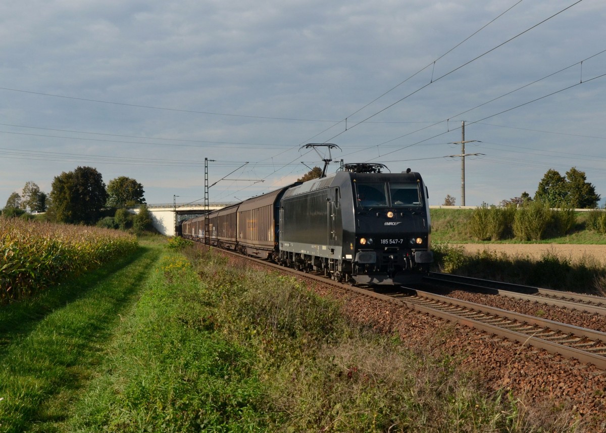 185 547 mit einem Schiebewandwagenzug am 19.09.2014 bei Plattling.