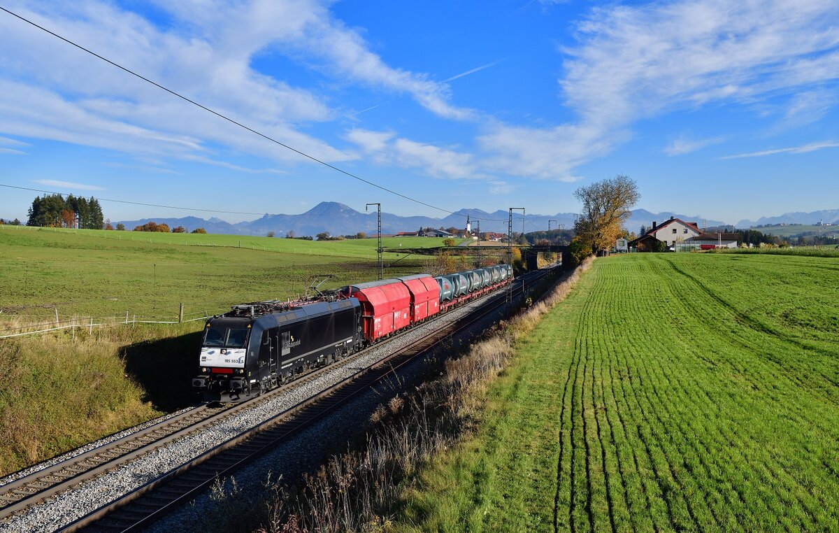 185 553 mit einem Güterzug am 28.10.2021 bei Hörafing.