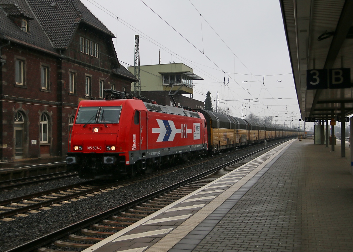 185 587-3 der HGK mit geschlossenen ARS-Autotransportwagen in Fahrtrichtung Süden. Aufgenommen am 14.03.2015 in Eichenberg.