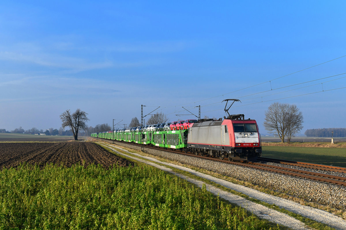 185 591 mit einem Autozug am 26.01.2018 bei Langenisarhofen. 