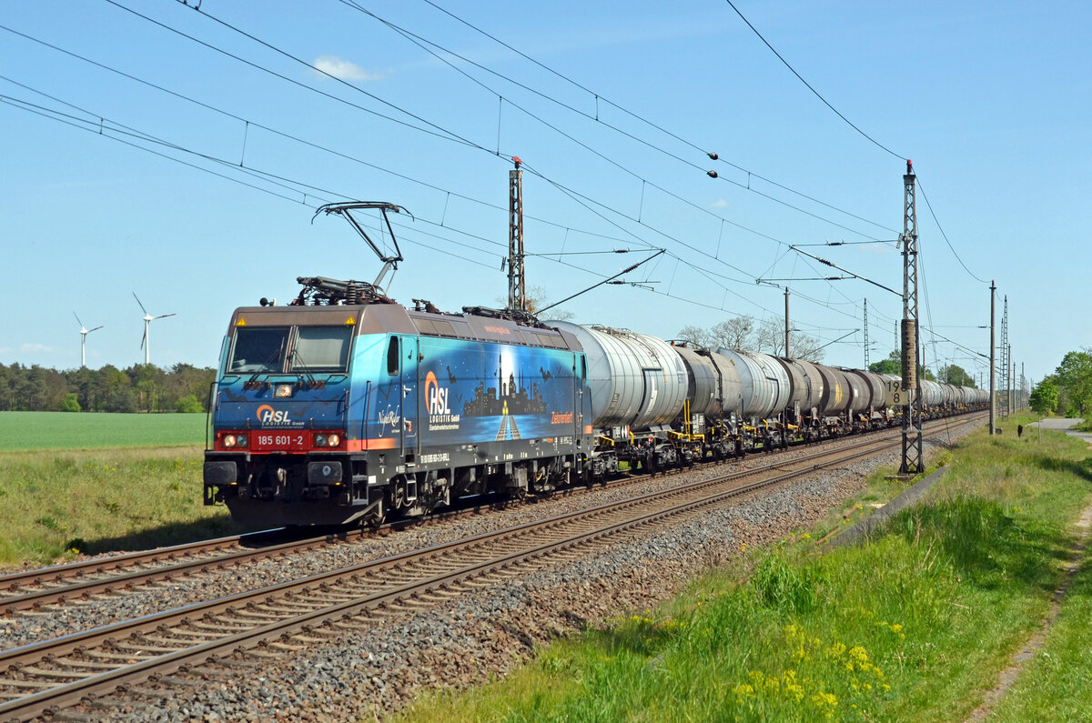 185 601 der HSL schleppte am 01.05.24 einen Kesselwagenzug durch Wittenberg-Labetz Richtung Dessau.