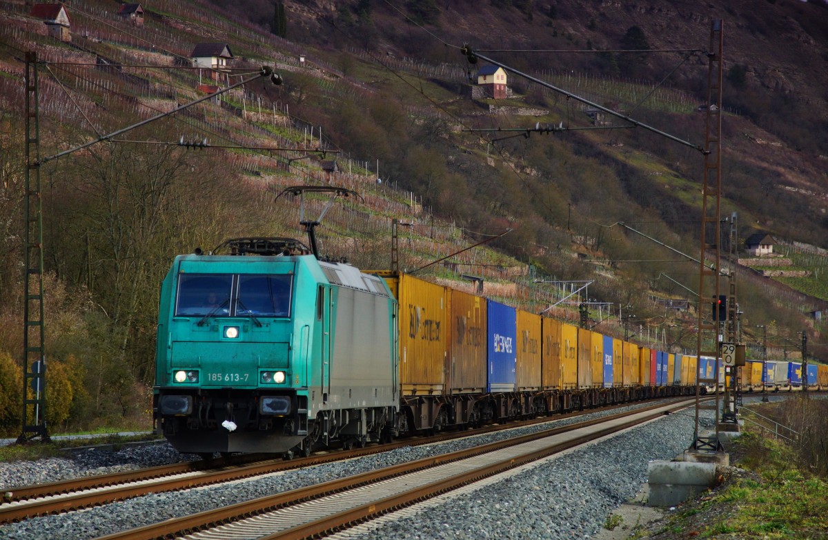 185 613-7 mit einen Containerzug bei Gambach am 09.12.15 in Richtung Norden unterwegs.