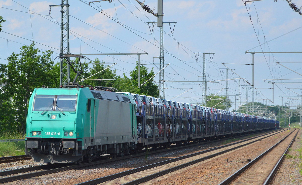   185 616-0  [NVR-Nummer: 91 80 6185 616-0 D-ATLU] für? mit einem PKW-Transportzug (FIAT 500 aus polnischer Produktion) am 04.06.19 Golm (Potsdam). Interessant an dieser Leistung war der Vorlauf, das eine PKP-Vectron den gleichen Zug vorher nach Elstal in die andere Richtung gebracht hatte, dieser Zug also die direkte Übergabe war. Wohin diese Massen an produzierten Fiat seit Jahren geliefert werden sowieso ein Faszinosum sind.