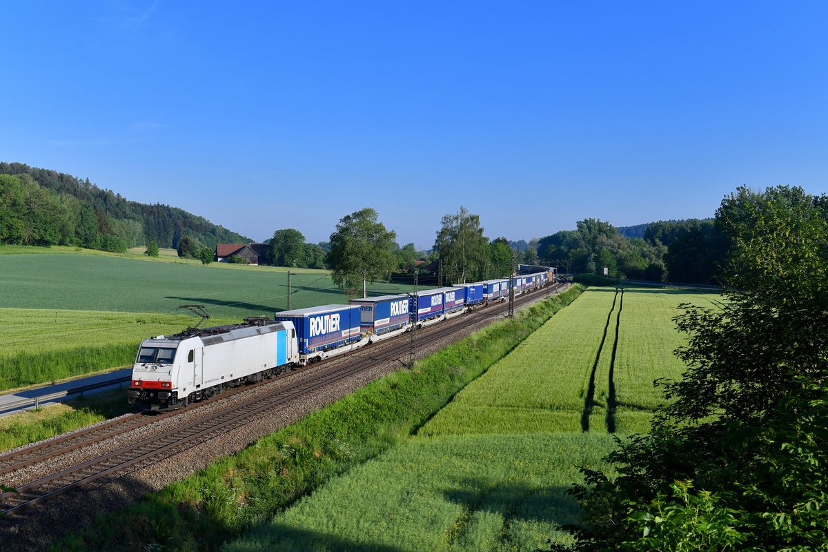 185 635 mit einem KLV am 13.05.2018 bei Einöd. 