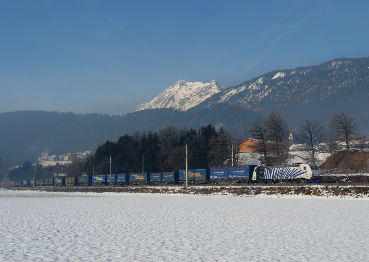 185 661 mit einem KLV am 28.12.2011 bei Terfens.