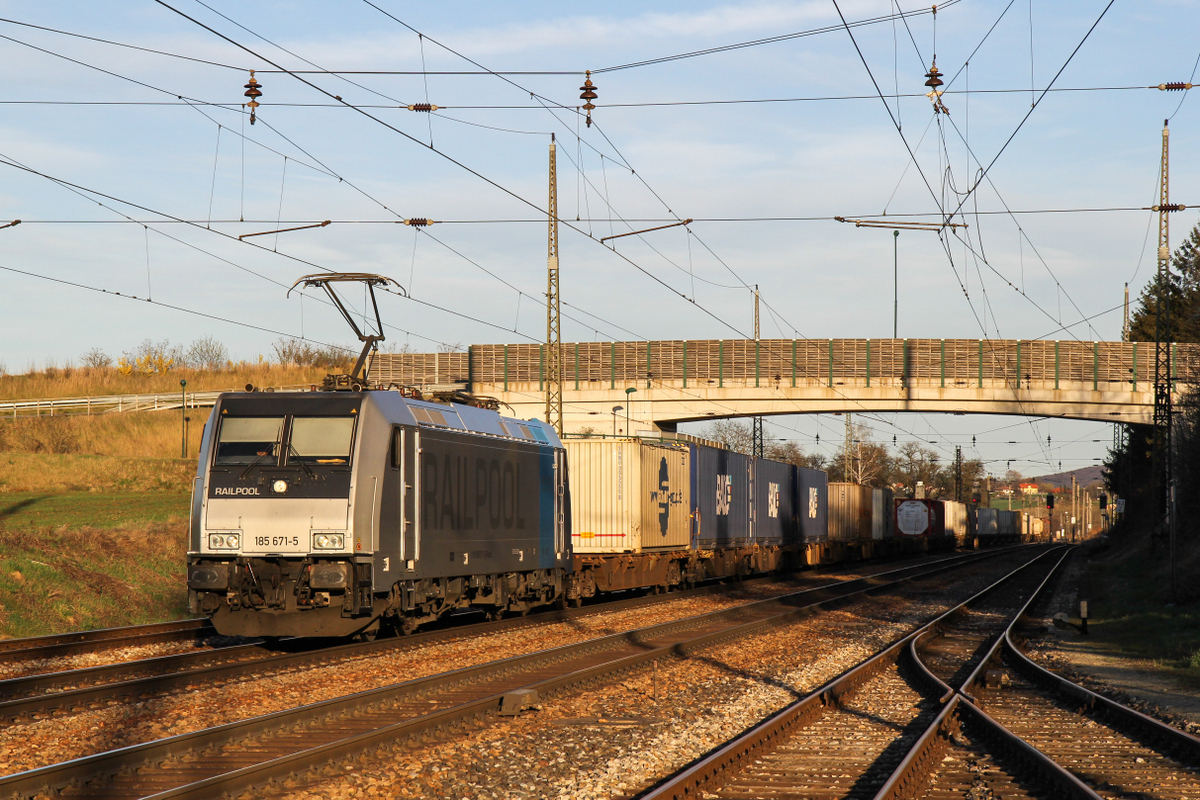 185 671 im letzten Licht mit Containern in Richtung Linz, aufgenommen am 20. März 2014 in Kirchstetten.