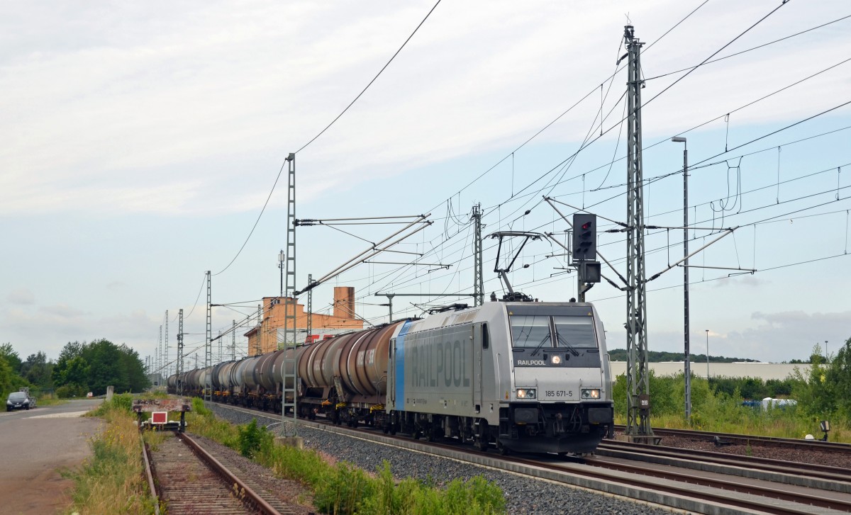 185 671, welche zur Zeit für HSL im Einsatz ist, beförderte am 08.07.15 einen Kesselwagenzug durch Landsberg(b. Halle) Richtung Bitterfeld.