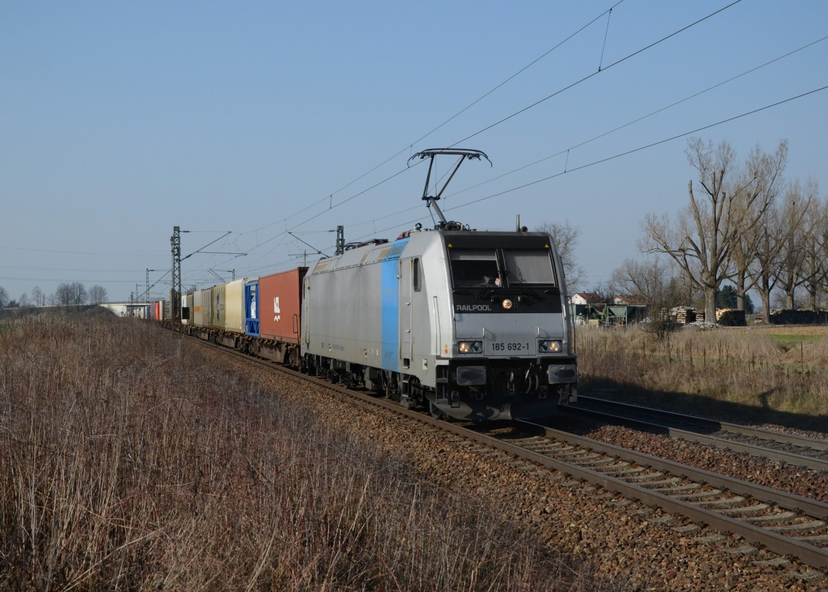 185 692 mit einem Containerzug am 12.03.2014 bei Plattling.