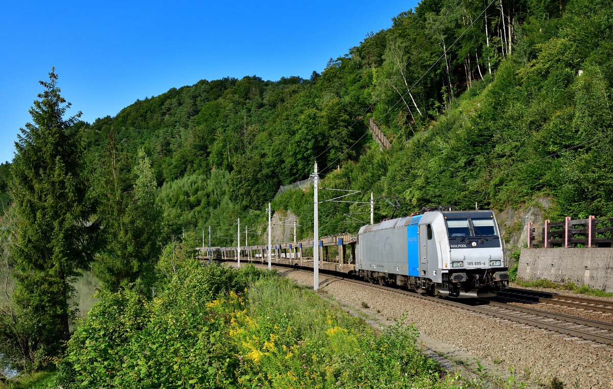 185 695 mit einem leeren Autozug am 21.08.2021 bei Ingling.