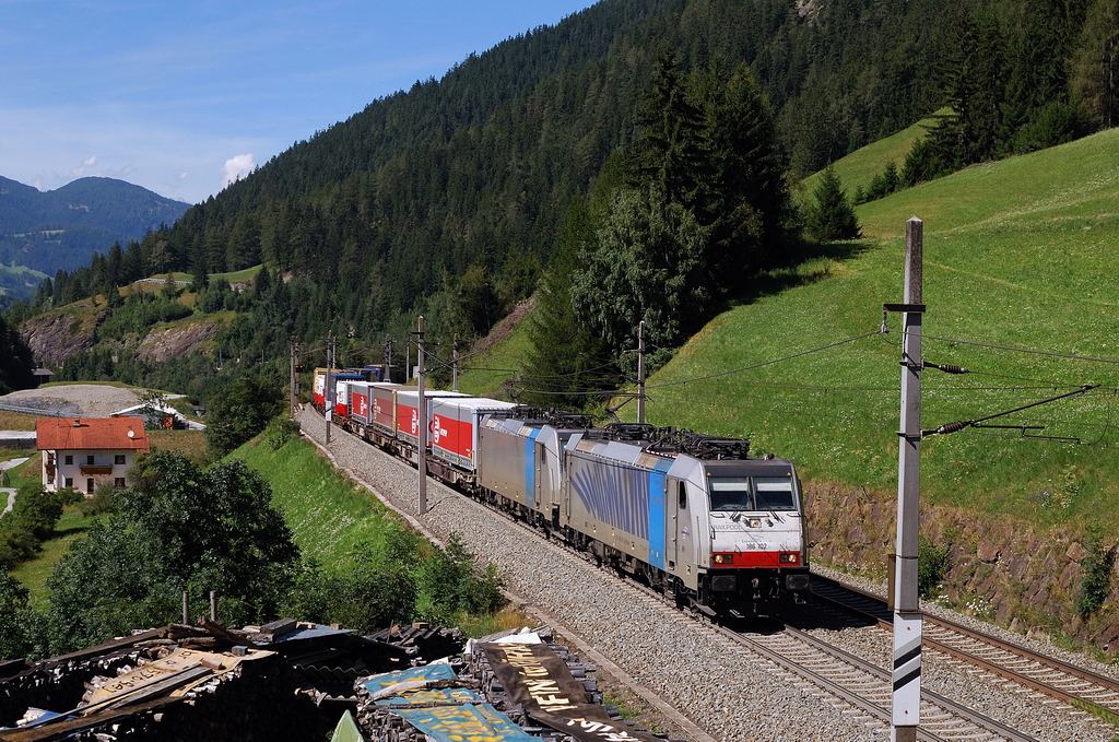 186 102 (Lokomotion) mit KLV-Zug in Wolf a. Brenner (22.08.2013)