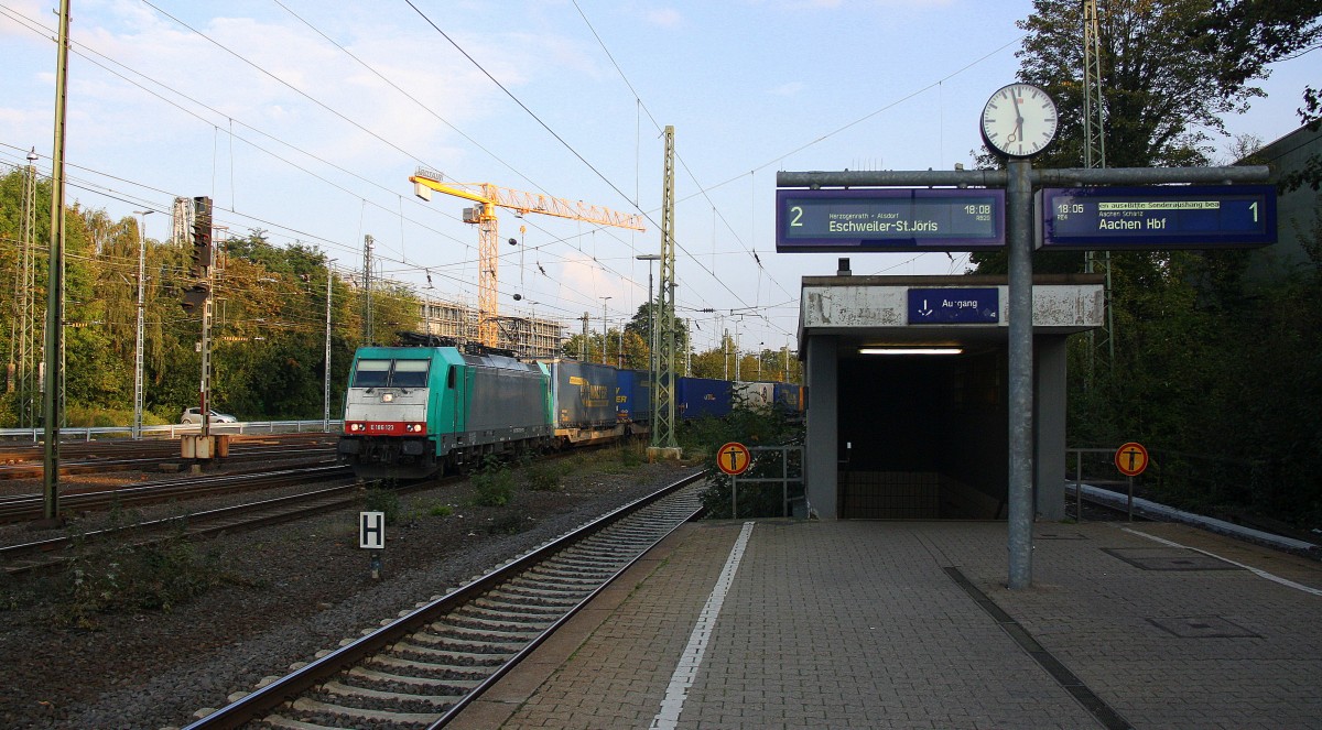 186 123 von Railtraxx kommt aus Richtung Montzen/Belgien mit einem einem langen KLV-Containerzug aus Genk-Goederen(B) nach Frankfurt-Höchstadt am Main(D) und fährt in Aachen-West ein.
Aufgenommen vom Bahnsteig in Aachen-West in der Abendsonne am Abend vom 1.10.2014.