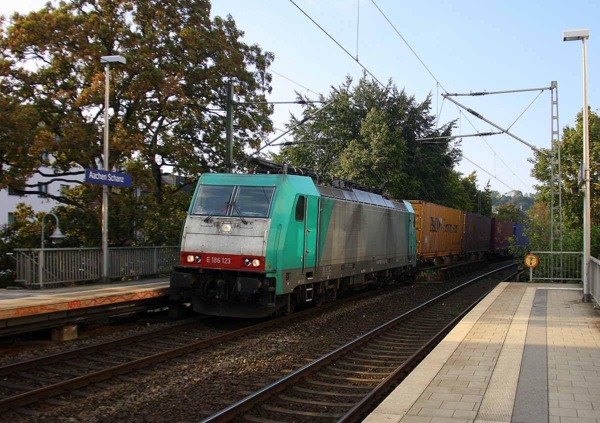 186 123 von Railtraxx  kommt durch Aachen-Schanz  mit einem langen KLV-Containerzug aus Genk-Goederen(B) nach Frankfurt-Höchstadt am Main(D) und kommt aus Richtung Aachen-West und fährt in Richtung Aachen-Hbf,Köln.
Bei schönem Sonnenschein am Abend vom 12.9.2014. 