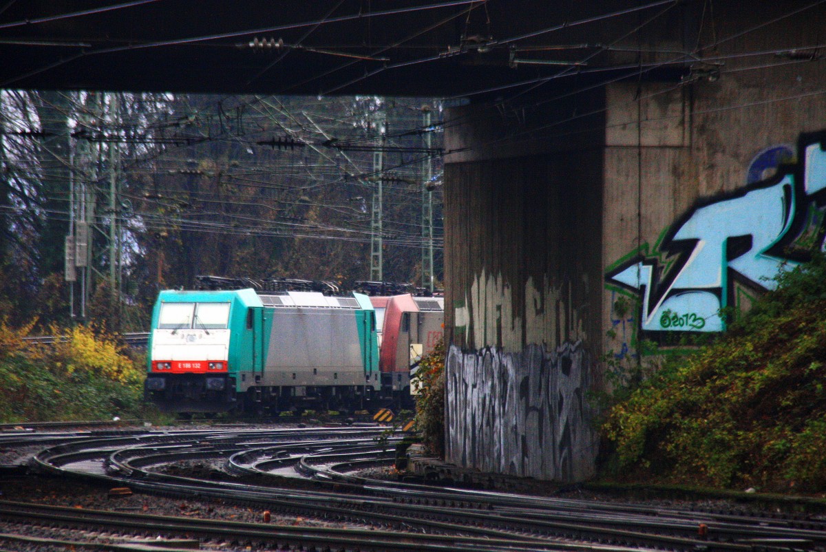 186 132 von Crossrail und eine 185er von Crossrail l stehen auf dem Abstellgleis in Aachen-West bei Regenwetter am 7.12.2013.  