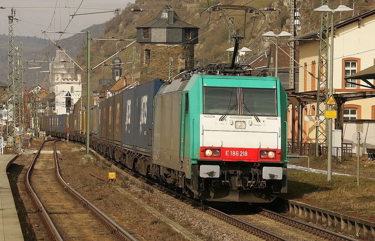 186 218 bei der Durchfahrt in Kaub am 12.03.2022