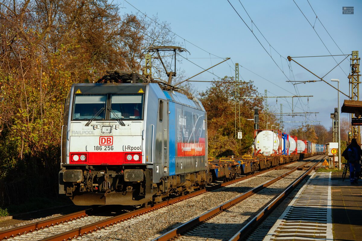 186 256 DB/Railpool in Duisburg Rheinhausen Ost, November 2020.