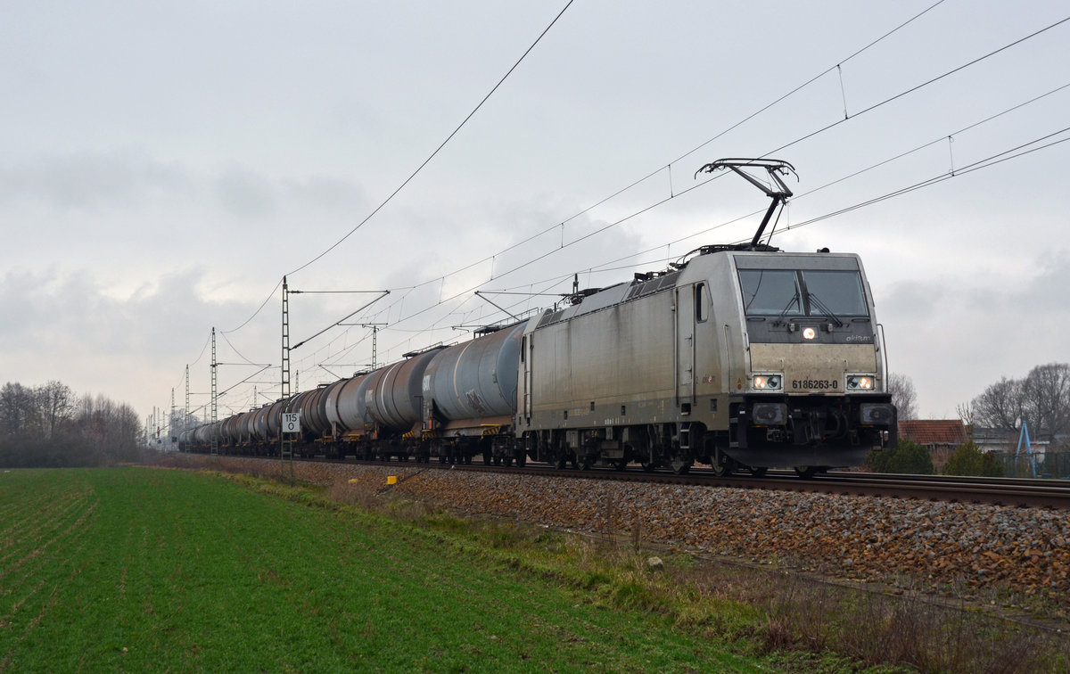 186 263 schleppte für ihren Mieter CTL am 07.02.20 einen Kesselwagenzug durch Gräfenhainichen Richtung Wittenberg.