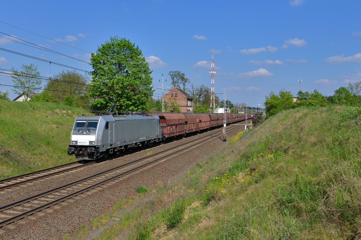 186 267 mit einem Kohlezug am 10.05.2016 bei Kunowice. 