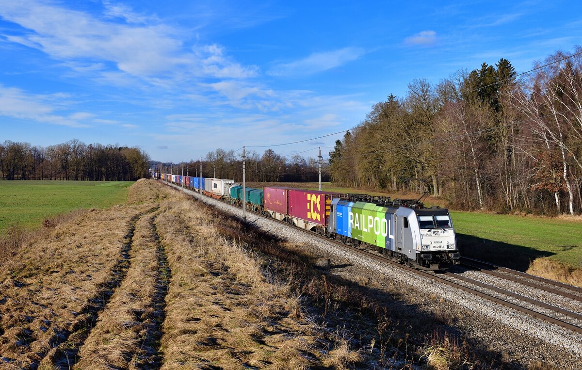 186 295 mit TEC 40679 am 21.12.2021 bei Andorf.