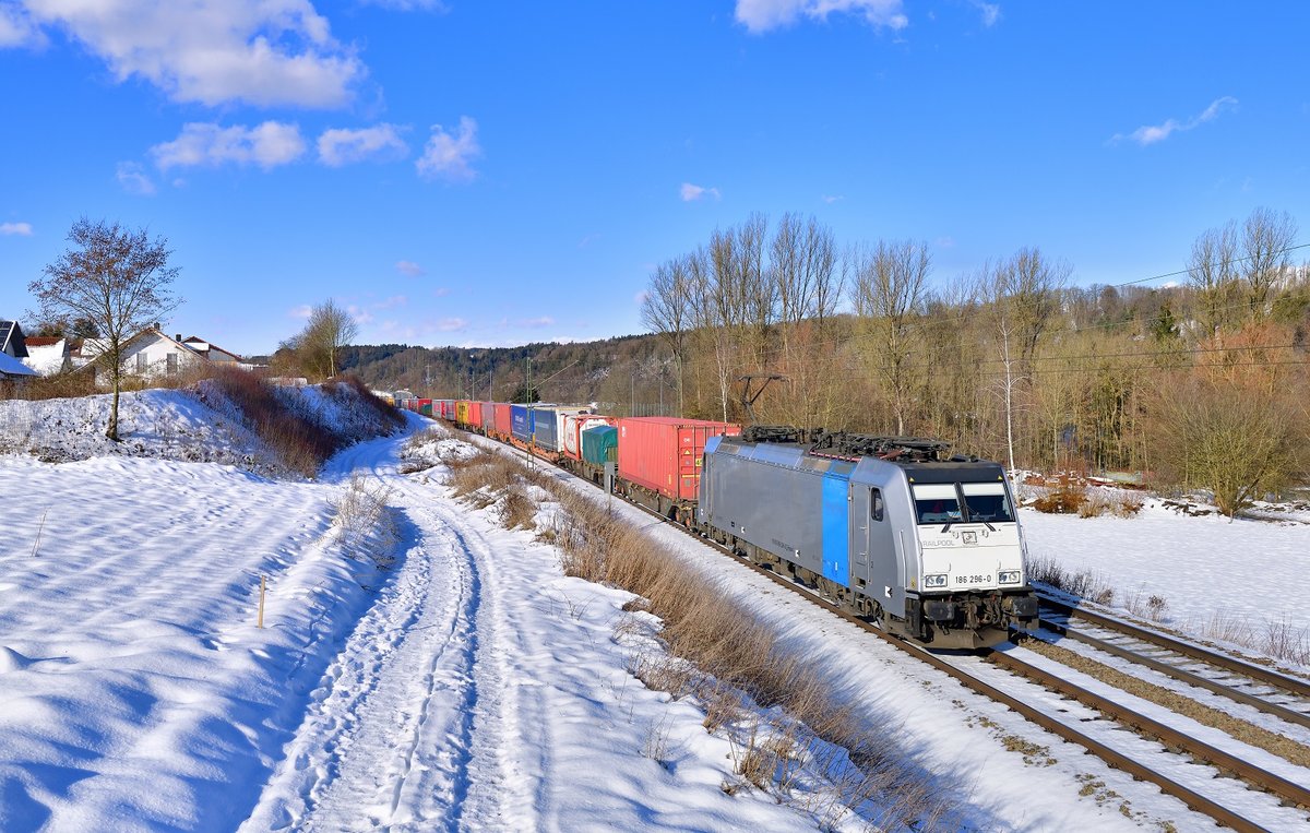 186 296 mit einem KLV am 24.01.2021 bei Seestetten.