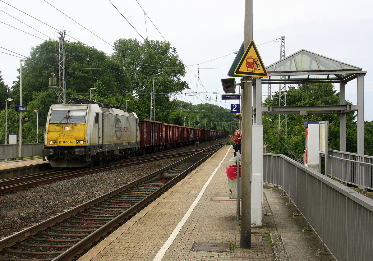 186 306-7 der Euro Cargo Rail  kommt durch Kohlscheid aus Richtung Aachen-West,Laurensberg,Richterich mit einem  Schrottleerzug aus Genk-Goederen(B) nach  Köln-Kalk(D) und fährt in Richtung Herzogenrath,Hofstadt,Finkenrath,Rimburg,Übach-Palenberg,Zweibrüggen,Frelenberg,Geilenkirchen,Süggerrath,Lindern,Brachelen,Hückelhoven-Baal,Baal,Erkelenz,Herrath,Beckrath,Wickrath. 
Aufgenommen von Bahnsteig 2  in Kohlscheid.
Am Morgen vom 20.6.2016.