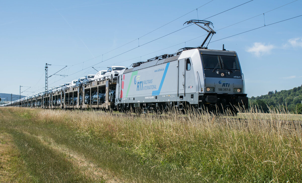 186 357-0 ist mit einem Autozug in Richtung Norden am 15.06.2022 bei Himmelstadt unterwegs.