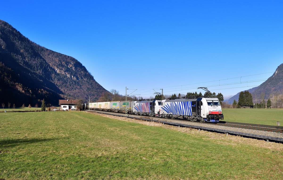 186 442 + 186 444 mit einem Ambrogio-KLV am 19.12.2020 bei Niederaudorf.