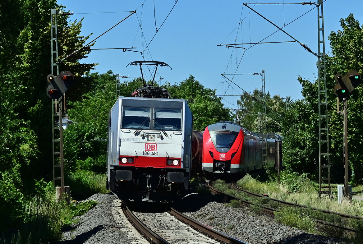 186 491 Kesselzug und 1440 721, Begegnung kurz vor/nach einem Bü (Aufnahmestandort) in Bonn-Beuel - 05.08.2020