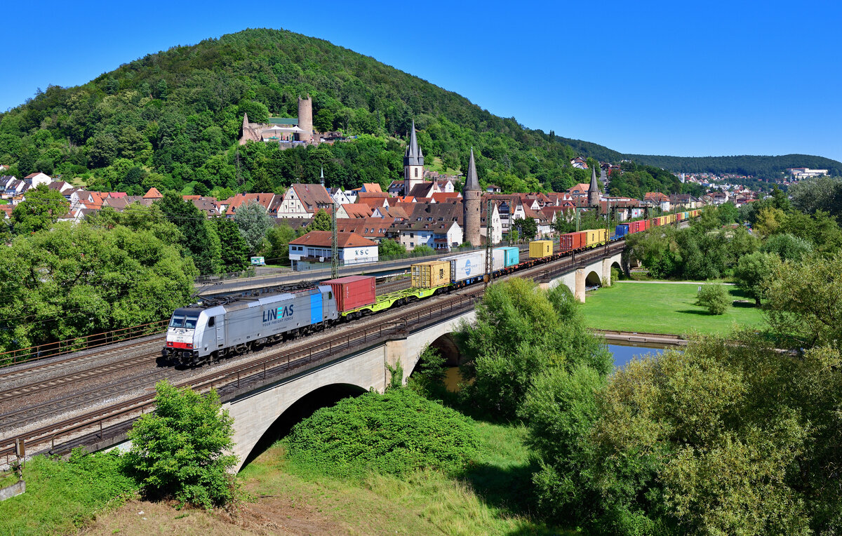 186 492 mit einem Containerzug am 29.07.2024 bei Gemünden (Main).