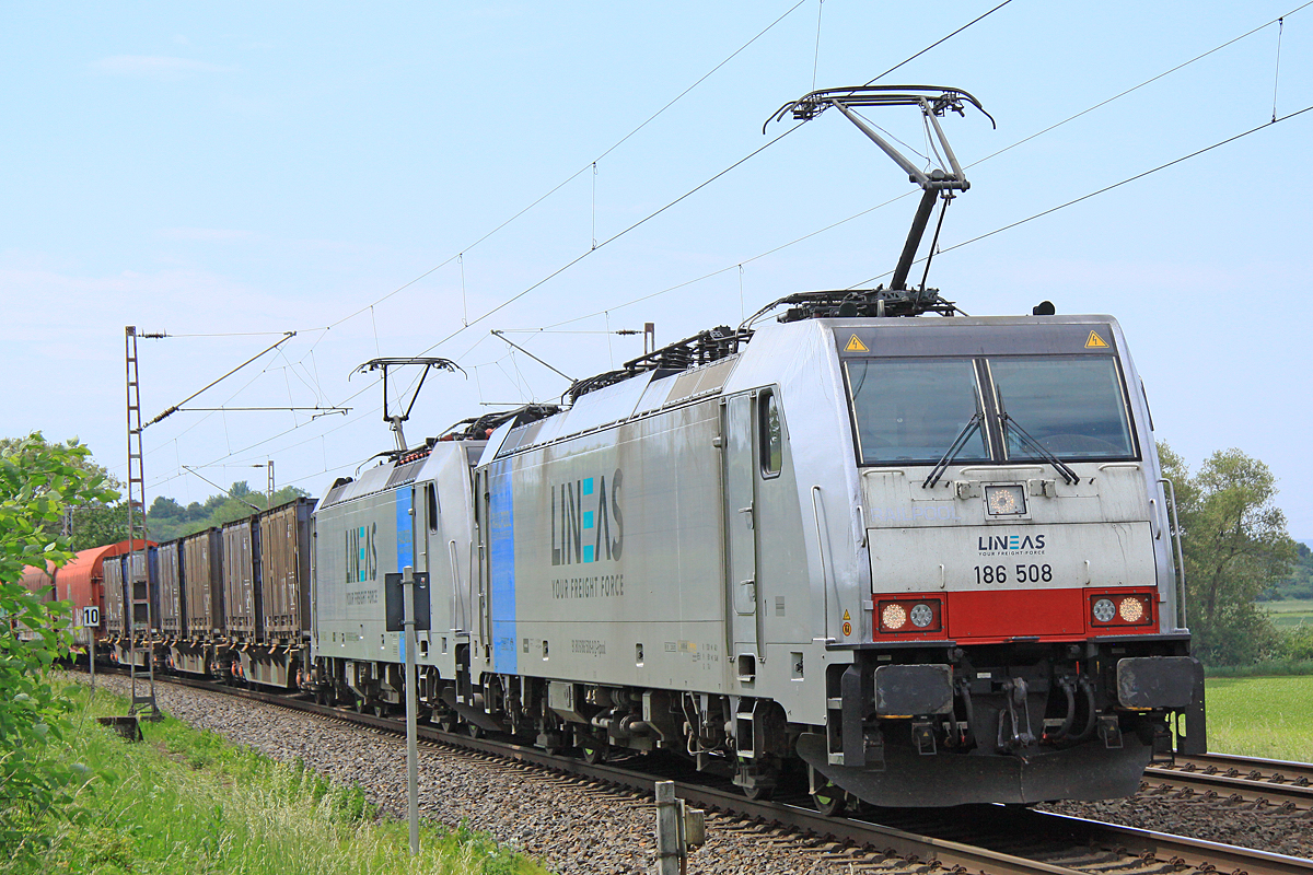  186 508 u. Schwesterlok am08.06.2023 nördlich von Salzderhelden am BÜ 7501 in Richtung Hannover