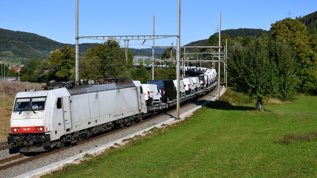 186 907 ist mit ihrem Zug aus dem RBL kommend in Richtung Deutschland unterwegs und konnte am Abend des 08.09.2020 kurz vor Frick AG (CH) aufgenommen werden.