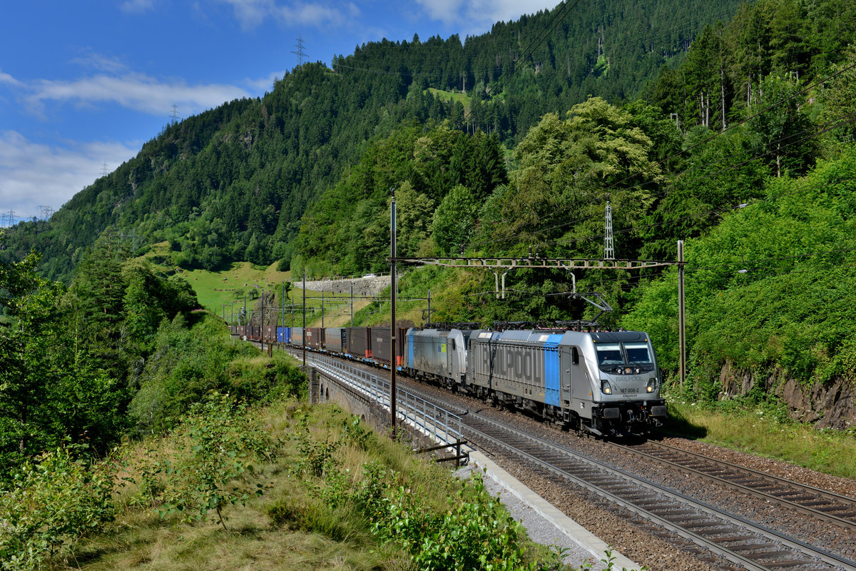 187 006 + 186 108 mit einem KLV am 16.07.2016 bei Intschi. 