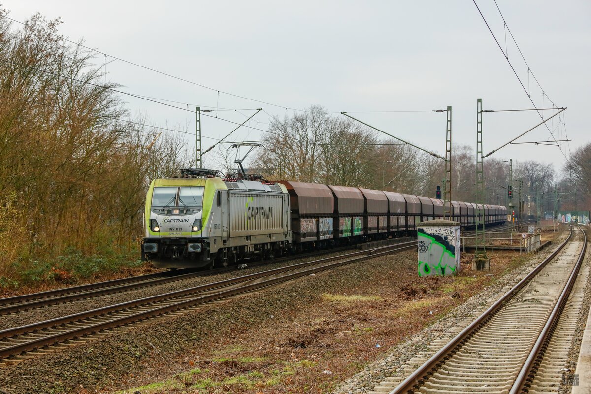 187 013 Captrain mit Kohlezug in Gelsenkirchen Buer Nord, Januar 2023.