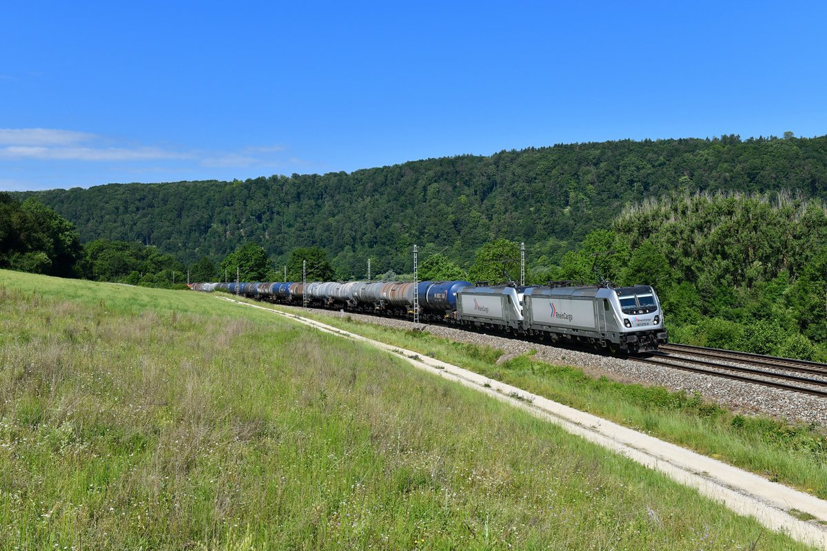 187 070 + 187 076 mit einem Kesselzug am 18.06.2019 bei Obereichstätt. 