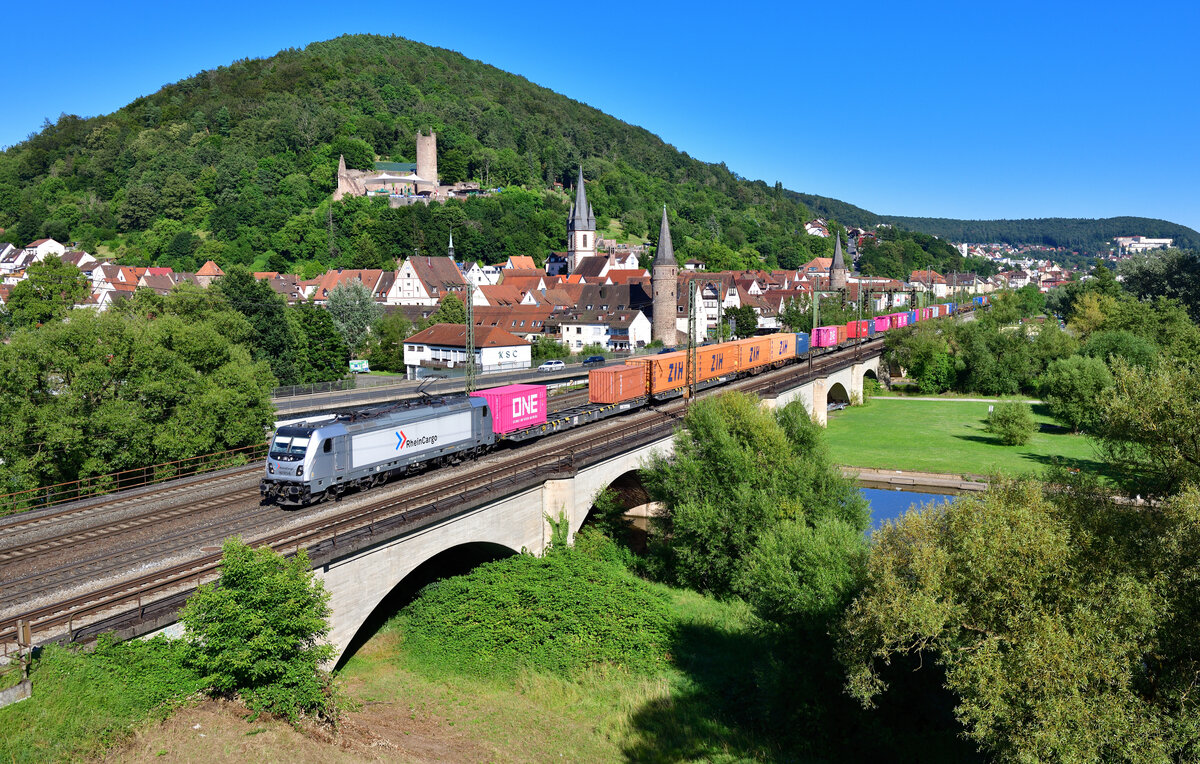 187 071 mit einem Containerzug am 29.07.2024 bei Gemünden (Main).