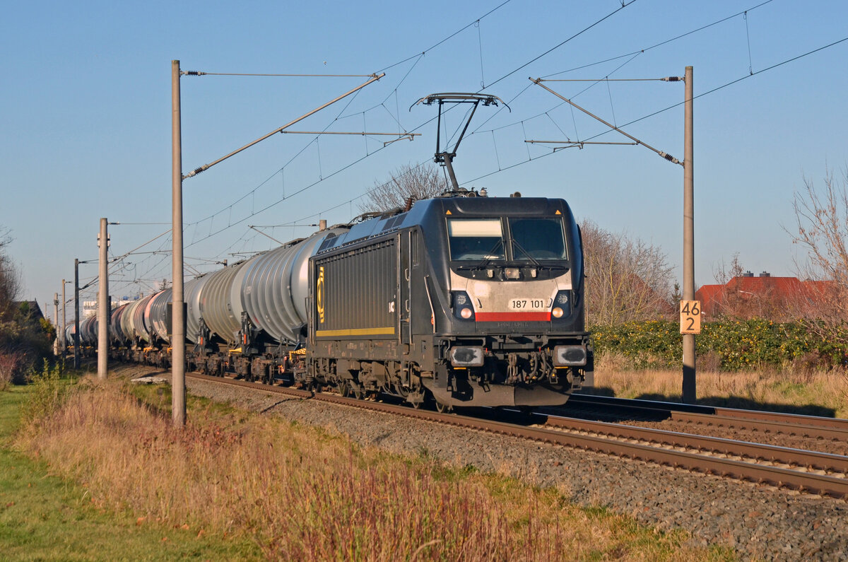 187 101 der BRCE schleppte am 01.12.24 einen Kesselwagenzug durch Greppin Richtung Bitterfeld.