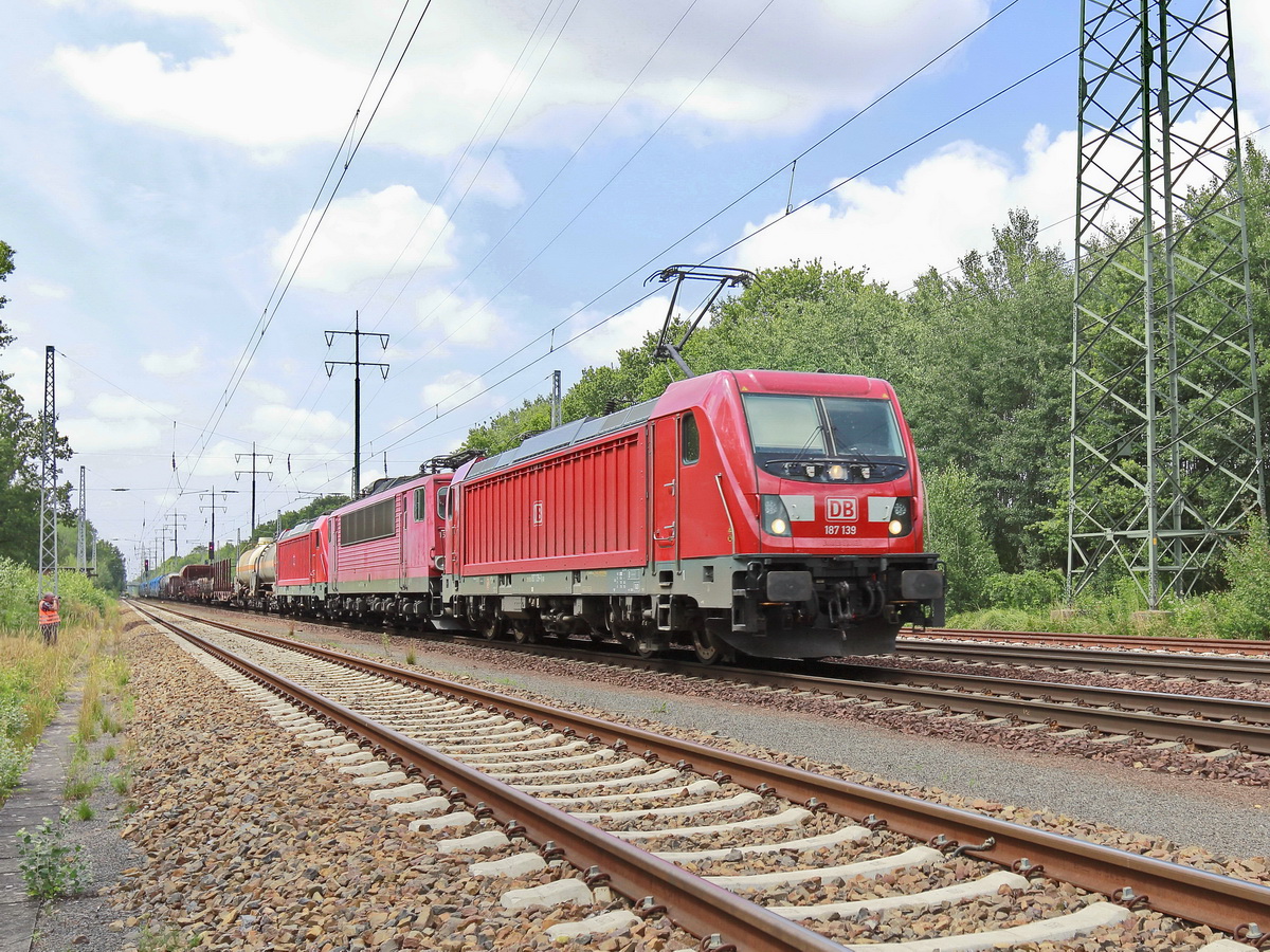 187 139 mit einer weiteren BR 187 (kalt), einer BR 155 (kalt) und einem Gterzug auf den sdlichen Berliner Auenring bei Diedersdorf am 26. Mai 2019. 