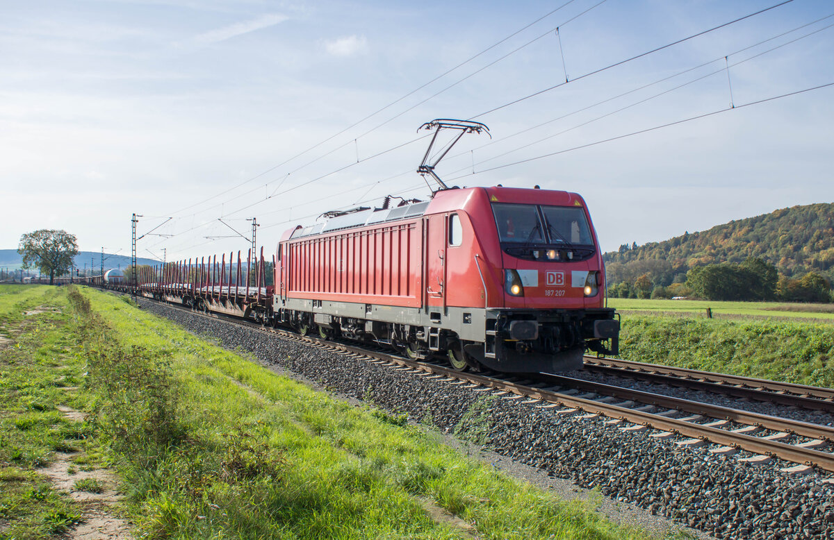 187 207-6 ist mit einem gemischten Güterzug am 16.10.2024 bei Retzbach-Z.unterwegs.