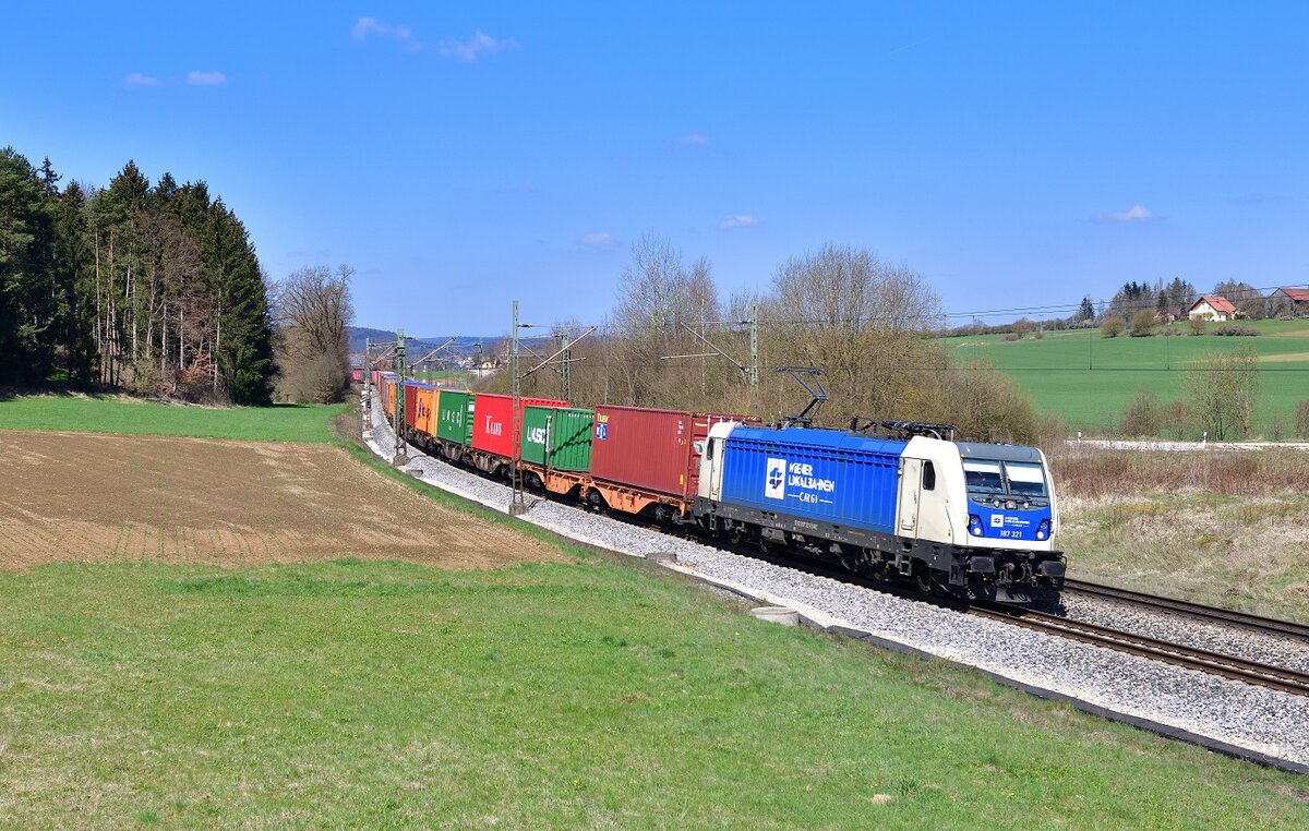 187 321 mit einem Containerzug am 23.04.2021 bei Sinngrün.
