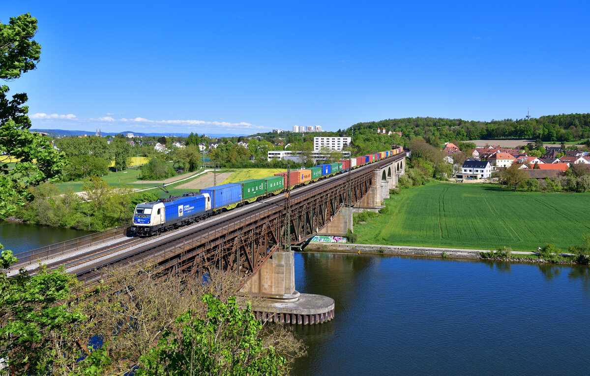 187 322 mit einem Containerzug am 27.04.2024 bei Regensburg-Prüfening.