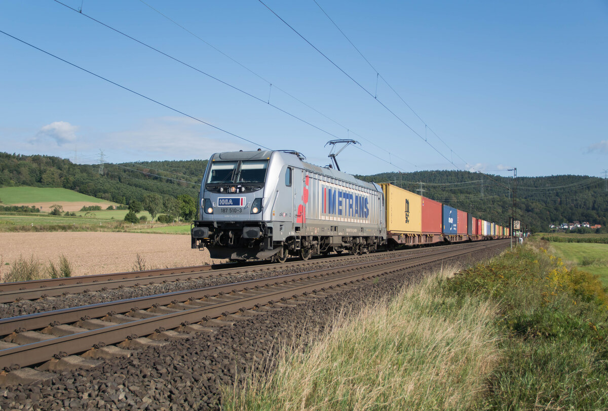 187 510-3 ist mit einem Containerzug in Richtung Süden unterwegs,am 21.08.2024 bei Reilos.