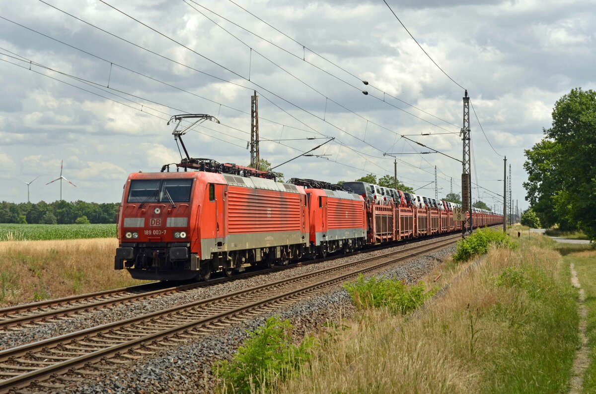 189 003 führte am 04.07.23 einen Autozug durch Wittenberg-Labetz Richtung Dessau. Als Wagenlok lief noch 189 010 kalt mit.