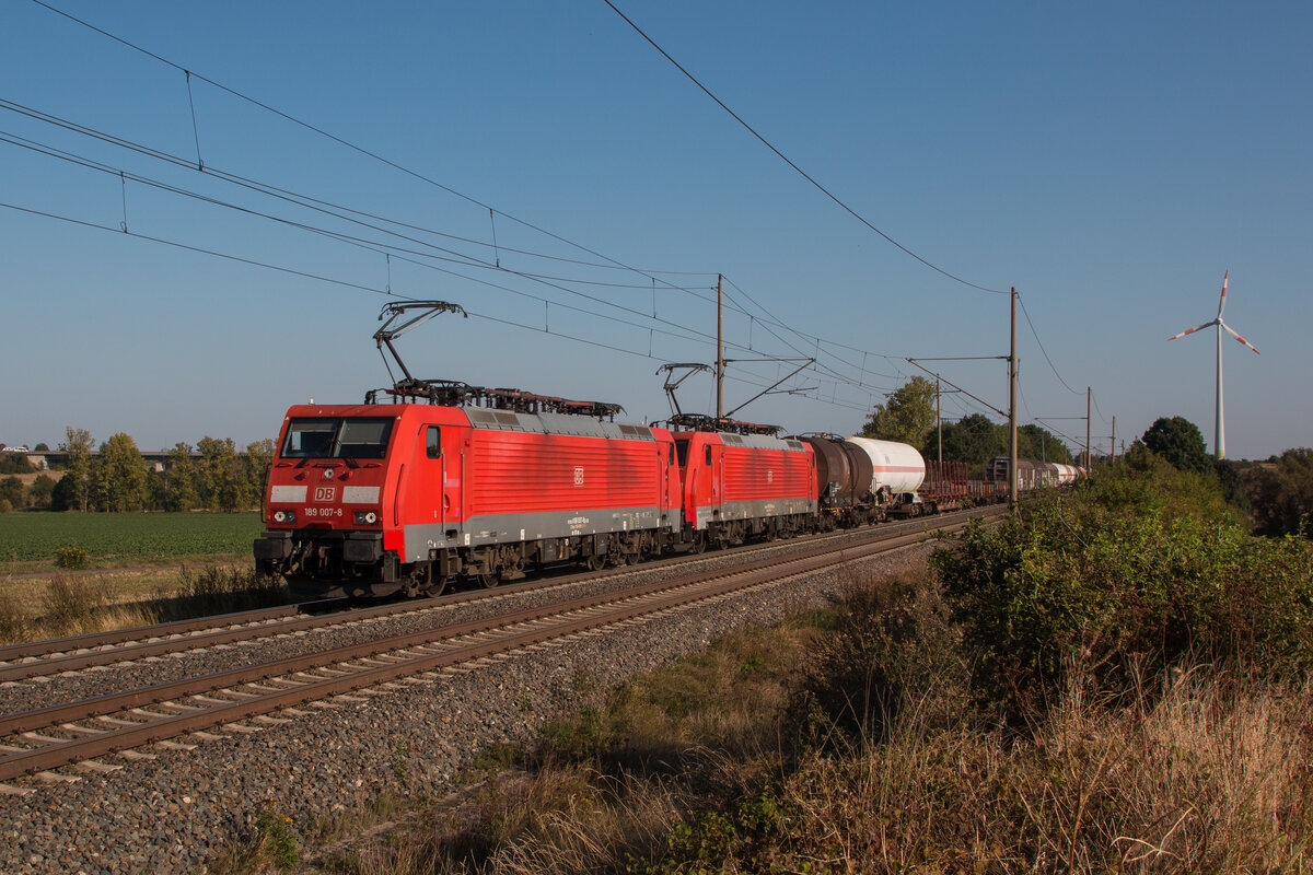 189 007-8 und 189 059-9 mit einem gemischten Güterzug in Richtung Braunschweig. Fotografiert am 21.09.2024 in Niederndodeleben. 