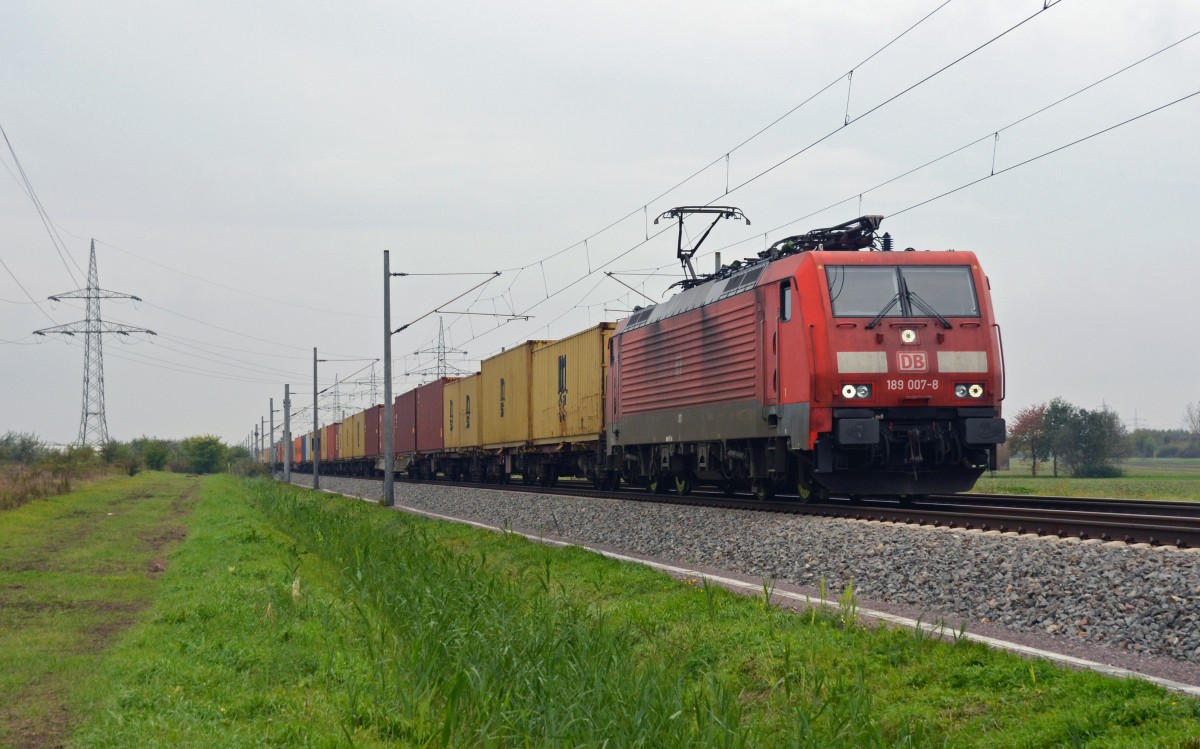 189 007 schleppte am 16.10.14 einen Containerzug durch Braschwitz Richtung Magdeburg.