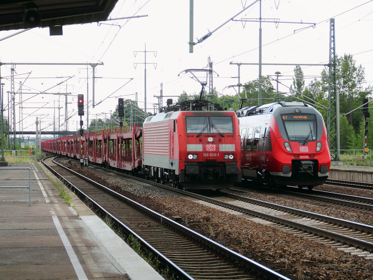 189 020-1 mit einem leeren Autozug am 24. Juli 2014 bei der Durchfahrt durch den Bahnhof Berlin Flughafen Schönefeld, auf dem 2. Durchfahrgleis wartet 442 638 auf die Weiterfahrt. 