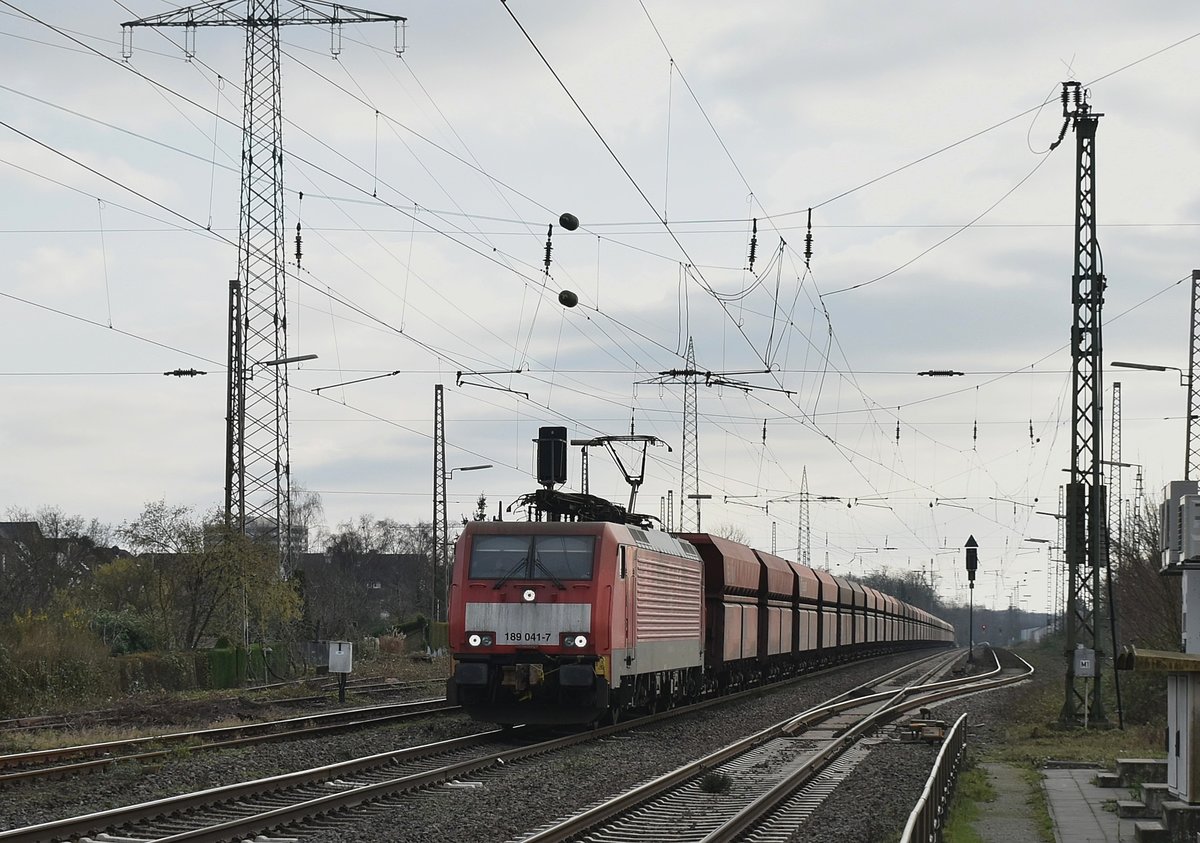 189 041-7 kommt mit leeren Erzwagen durch Lintorf gen Rotterdam gefahren. 13.1.2018