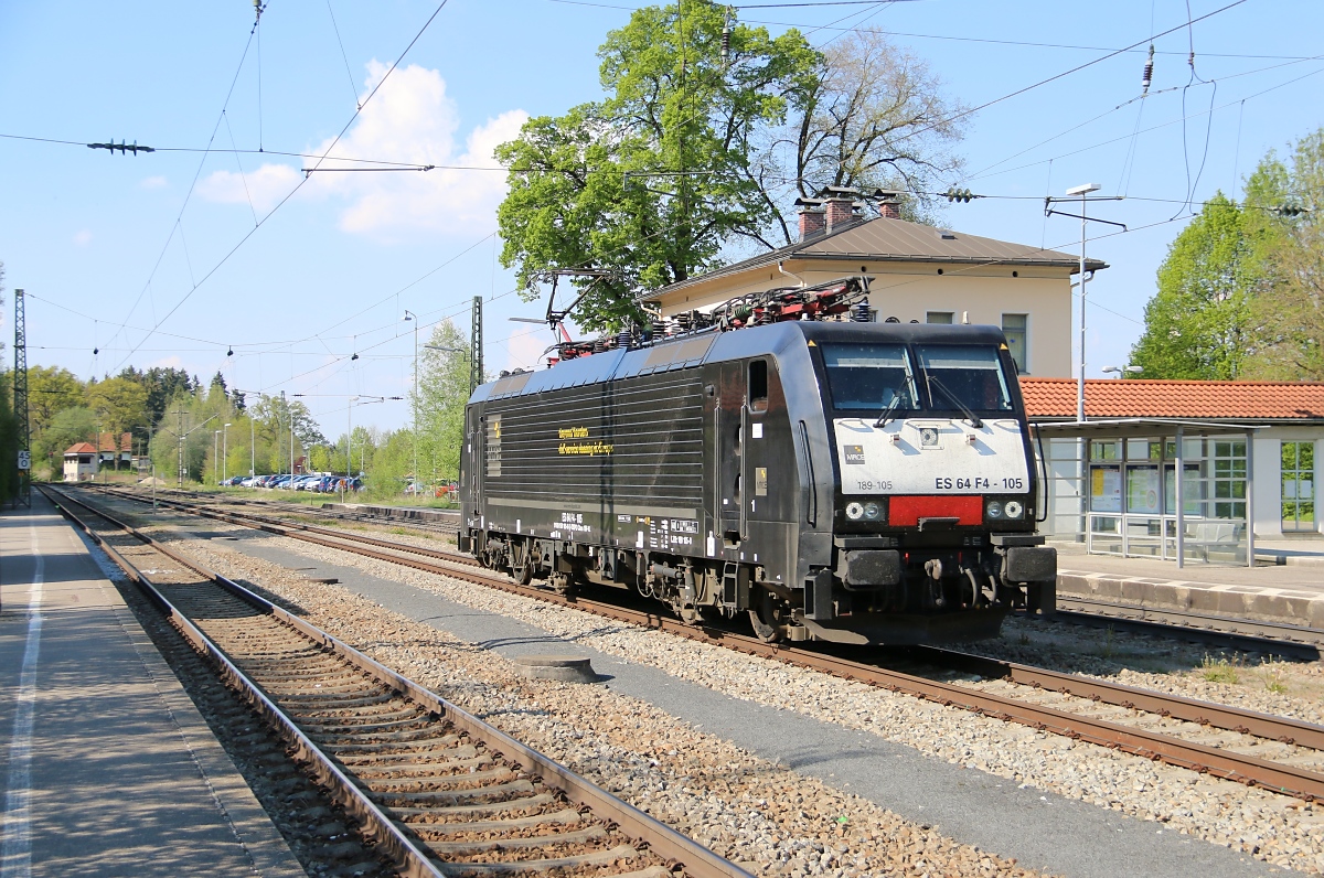 189 105 (ES 64 F4-105) kam am 24.04.2014 als Tfzf in Richtung Rosenheim durch Aßling.